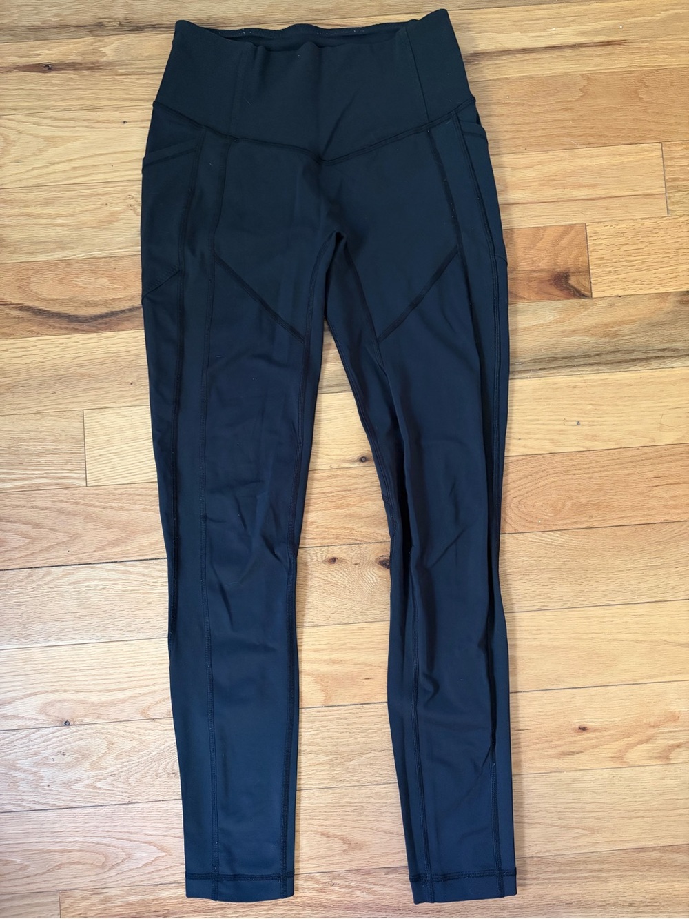 Lululemon size 6 Black High-Waist Performance Leggings with side pockets